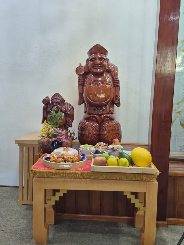 Imagem de Miroku Daikoku-Ten no altar do Templo, com oferendas